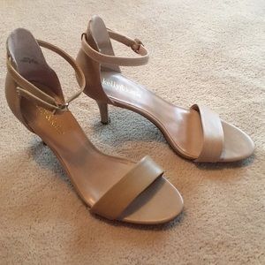 Nude pumps with ankle strap